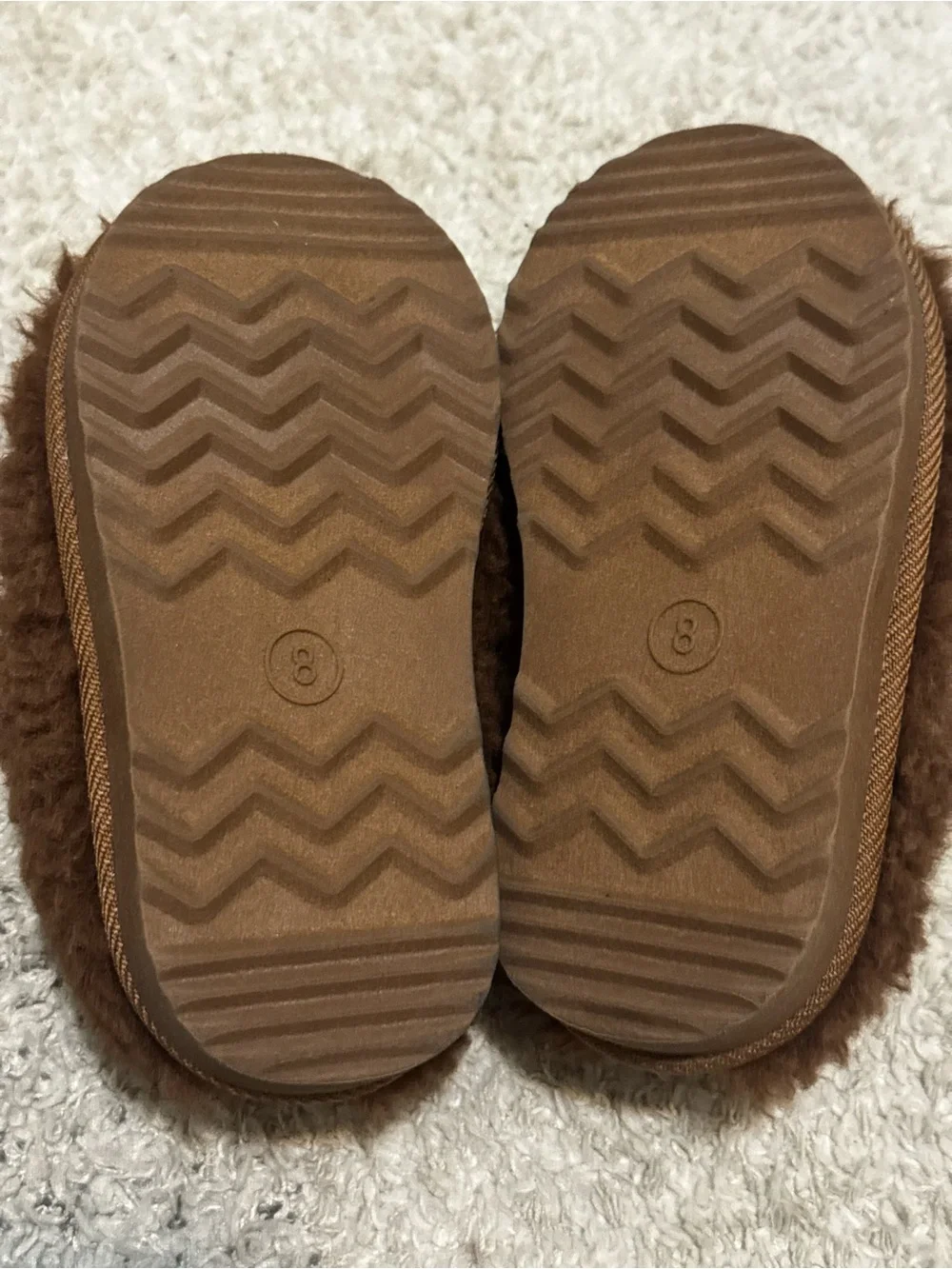 TODDLER FUZZY SLIPPERS SIZE 9 LIKE NEW